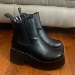 Chariot & Co. boots women’s size 9. Black chunky lug sole. Very comfortable.